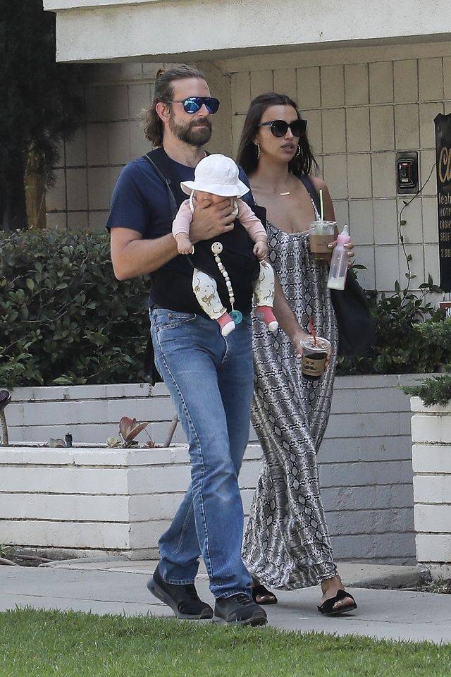Bradley Cooper i Irina Shayk na spacerze z płaczącą córeczką