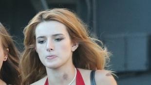 Ręce w tatuażach i siniak na szyi – gdzie się podziała ta grzeczna dziewczynka?