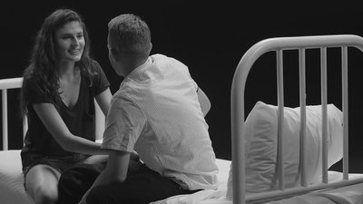 Obcy ludzie rozbierają się i kładą razem do łóżka [VIDEO]