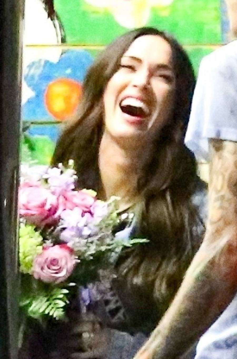 Megan Fox z bukietem kwiatów