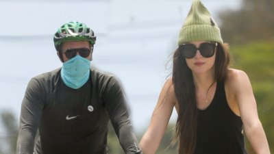 Dakota Johnson z Chrisem Martinem i jego dziećmi na wycieczce rowerowej