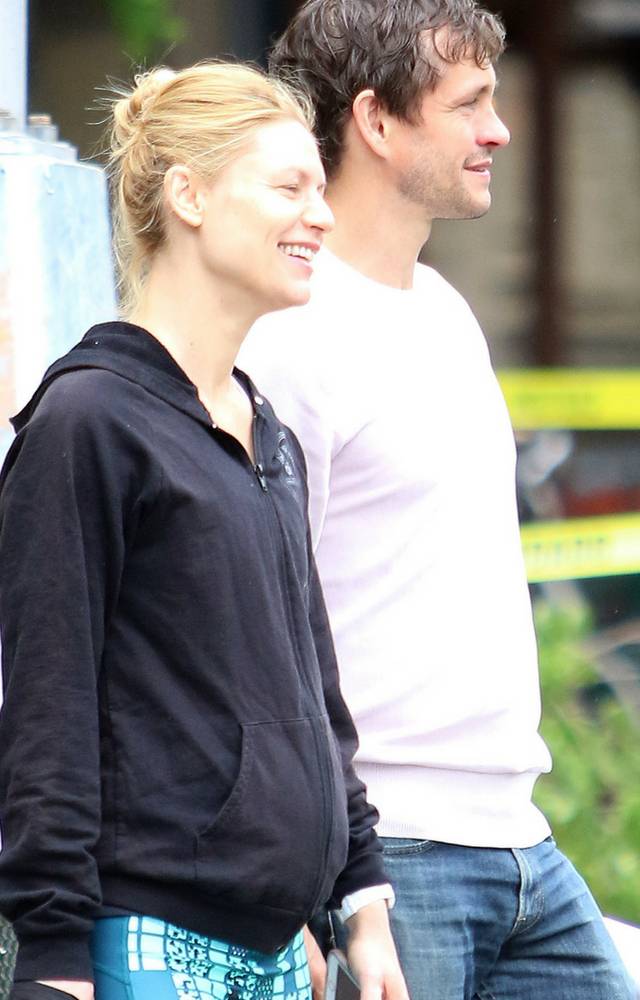 Ciężarna Clarie Danes z mężem czule się całują