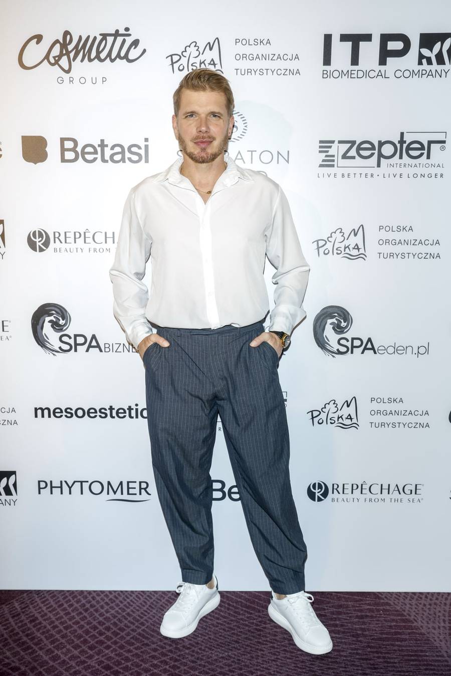 Plejada gwiazd! Monika Mrozowska w PRZEŚWITUJĄCEJ koszuli, Iwona Pavlović w piórach (FOTO)