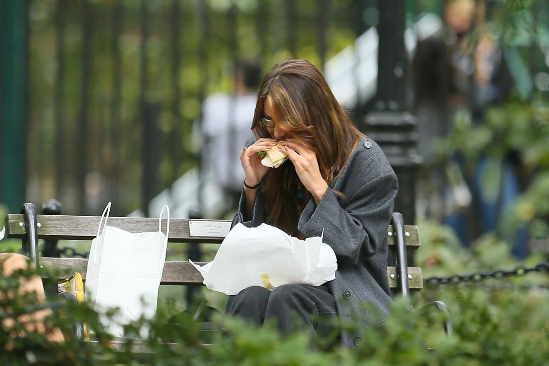 Bella Hadid je kanapkę, fot. Forum