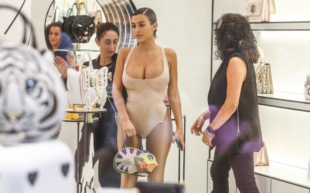 Kanye West znów w natarciu. Bianca Censori pozuje w bieliźnie Kim, “Następny klon!”