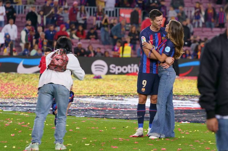 Klara i Laura Lewandowskie na murawie stadionu Camp Nou (ZDJĘCIA)