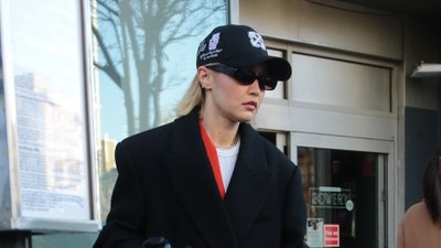 Modna Gigi Hadid i jej codzienny look. Doskonały zestaw na wczesną wiosnę