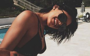 Mokra Kylie Jenner wije się w wannie (VIDEO)