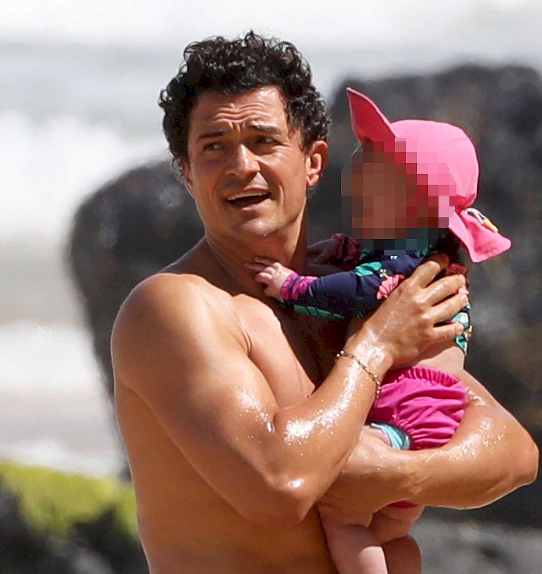 Orlando Bloom na plaży z córką