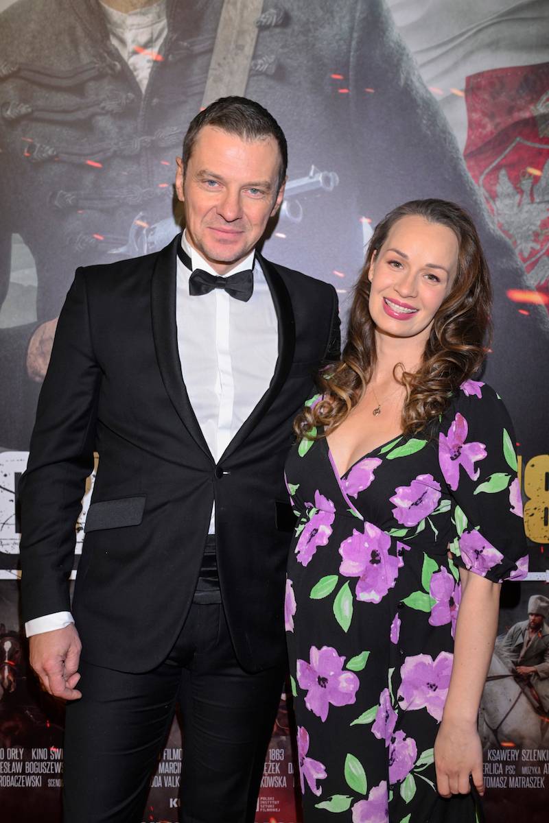 Marcin Kwaśny pojawił się z ciężarną żoną na premierze filmu “POWSTANIEC 1863”