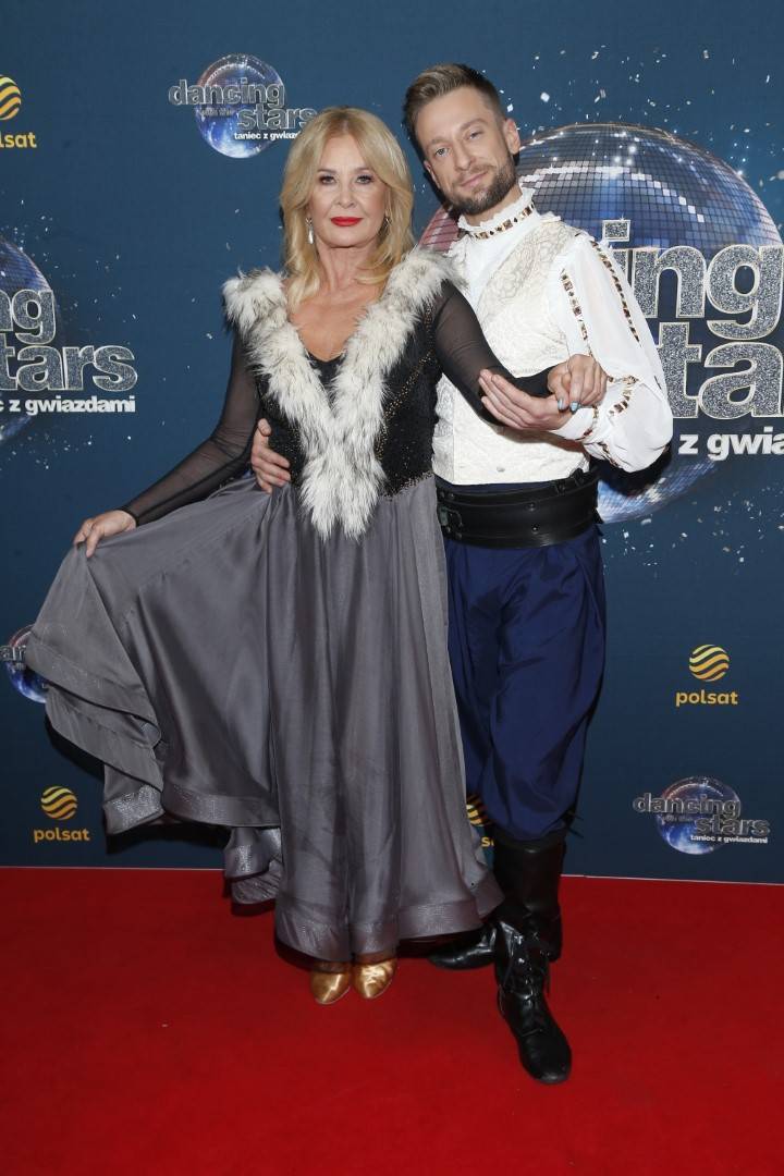 Półfinał “Tańca z Gwiazdami”: Paulina Sykut-Jeżyna zaskoczyła NOWĄ fryzurą, a gwiazda “Przyjaciółek” zasiadła w jury! (FOTO)