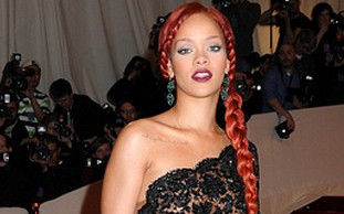 Rihanna w warkoczu na gali Metropolitan Museum of Art FOTO