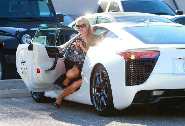 Paris Hilton szuka w gazetach jakiejś wzmianki o sobie