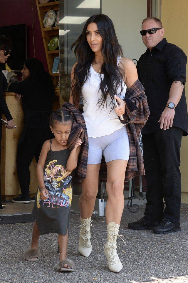 Kim Kardashian w seksownych botkach i koszuli Kanye