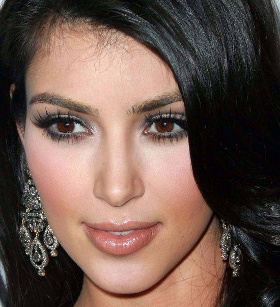 Wędrówka ust po twarzy Kim Kardashian