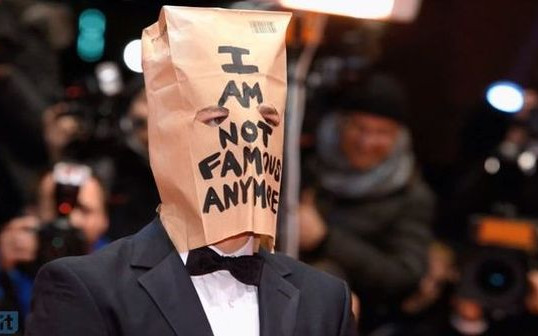 Shia LaBeouf z papierową torbą na głowie podczas premiery