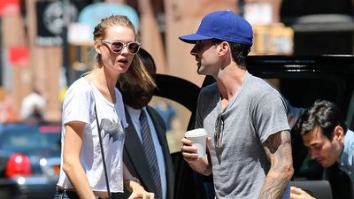 Zaręczeni Behati Prinsloo i Adam Levine spacerują po Nowym Jorku