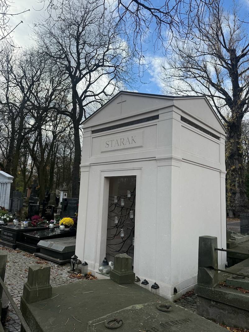 Miliony na koncie, a na grób aż smutno patrzeć. Pomnik Woźniaka-Starka zapomniany na Powązkach