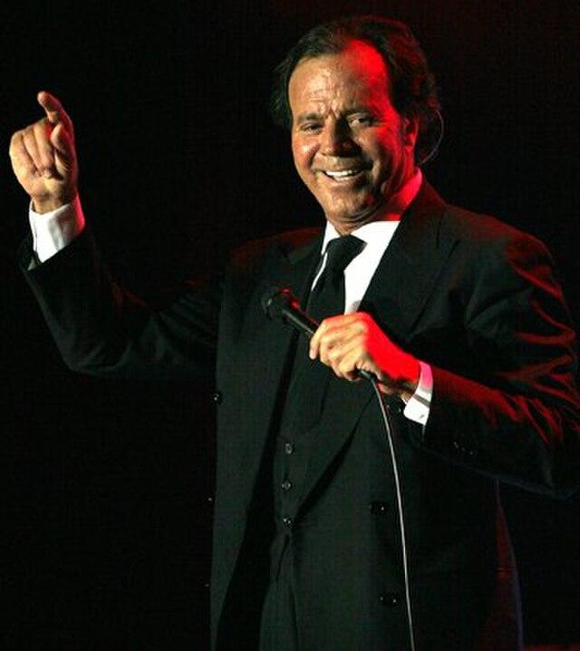 Julio Iglesias fot. Wikimedia Commons 