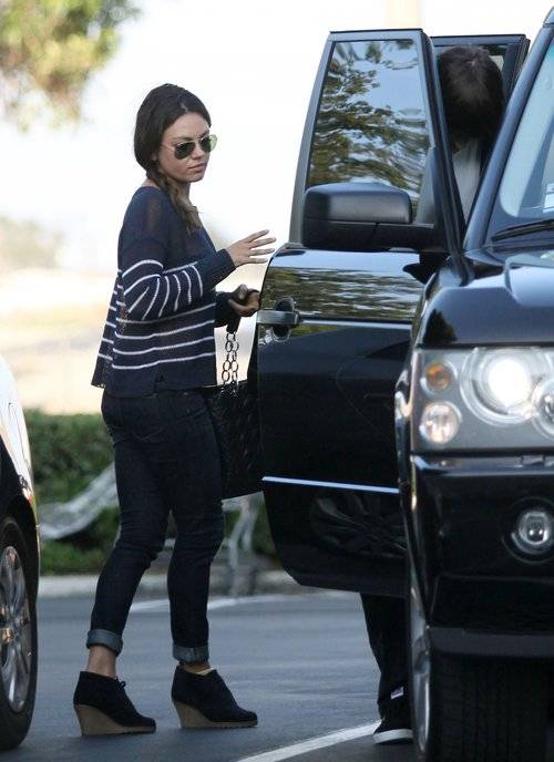 Mila Kunis w codziennych stylizacjach