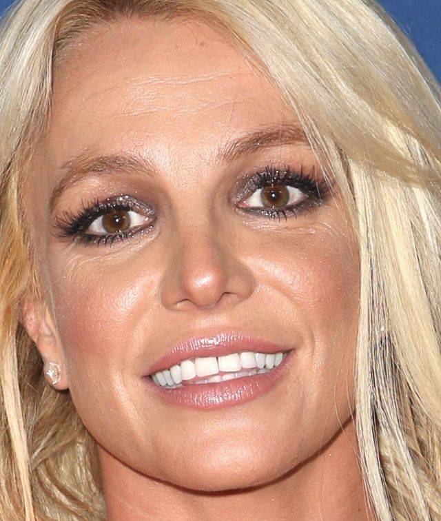 Która gwiazda tak maltretuje swoje piersi? (ZDJĘCIA)