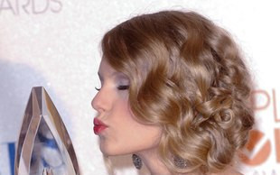 Taylor Swift dostała następną nagrodę (FOTO)