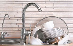 Brudne naczynia? Zobacz, czemu warto zmywać w zmywarce