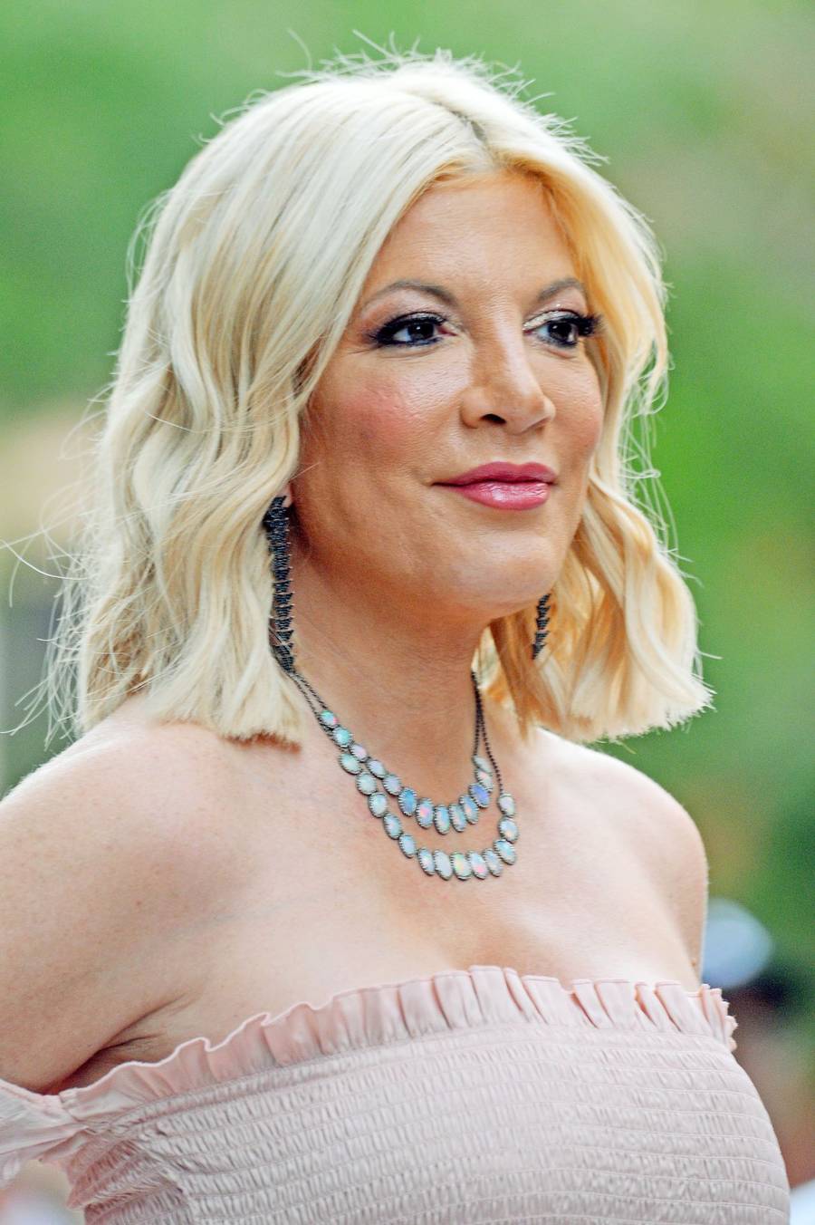 Zobaczcie, jak dobry stylista, makijażysta i fryzjer zmienili Tori Spelling (ZDJĘCIA)