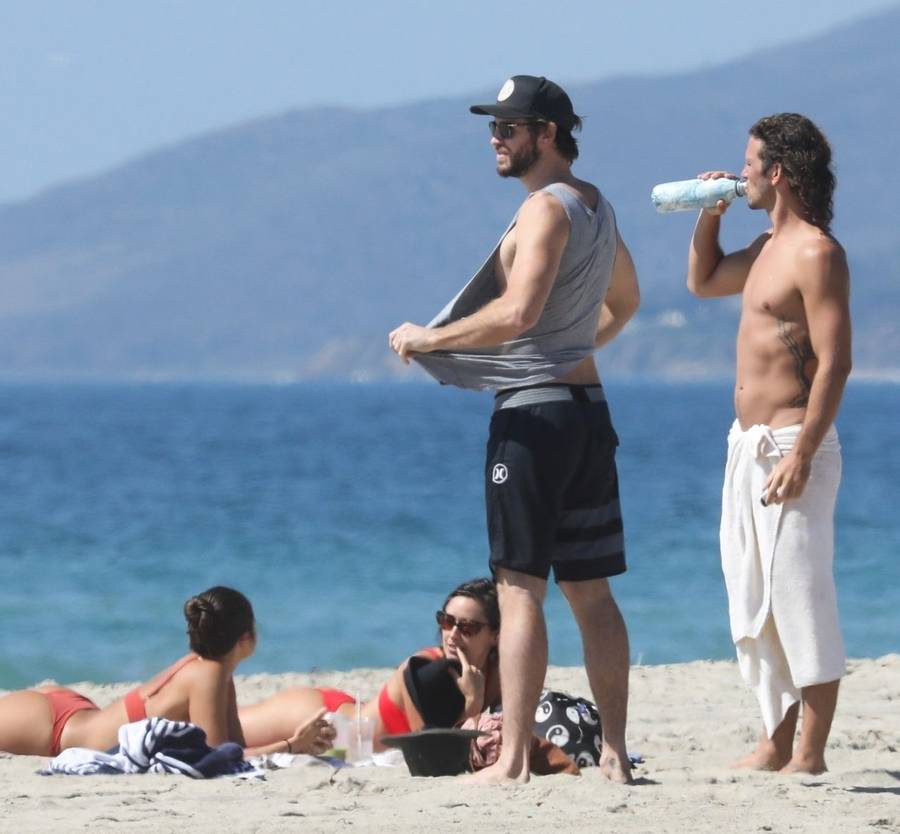 Miley Cyrus będzie WSCIEKŁA! Liam na plaży z dwiema dziewczynami w bikini!