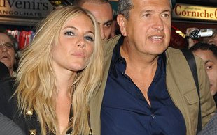 Sienna Miller pod rękę z fotografem gwiazd (FOTO)