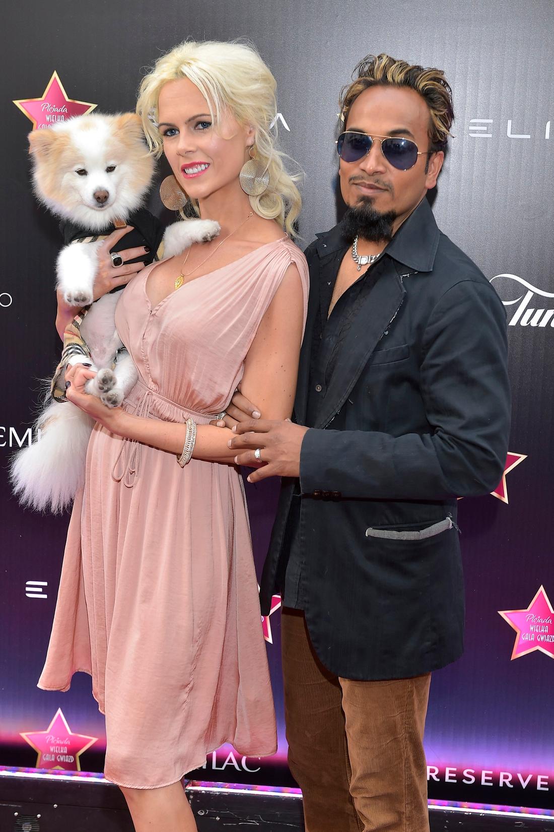  Iwona Burnat, Reggie Benjamin z psem na ściance. 