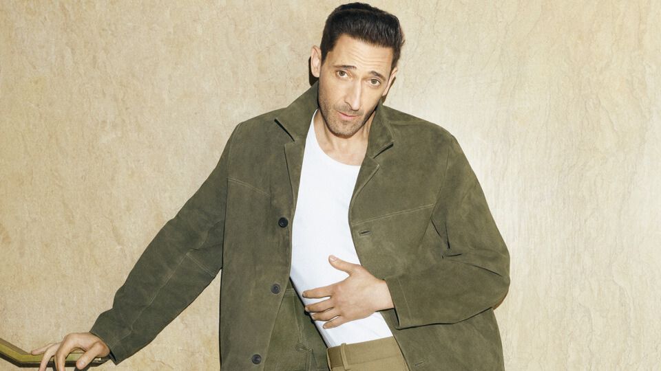 Adrien Brody w kampanii COS wiosna-lato 2025