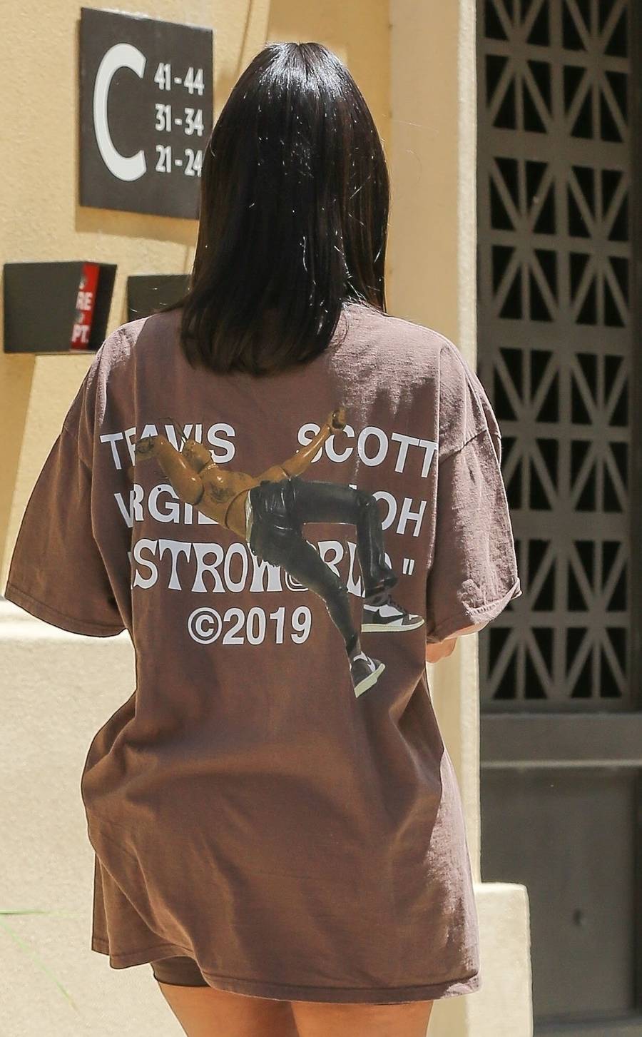 Kim Kardashian w mało seksownej stylizacji na mieście z asystentką