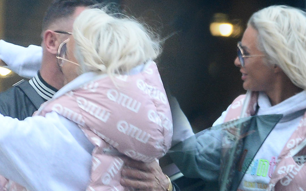 Blanka Lipińska przytula tajemniczego mężczyznę, po czym pokazuje mu środkowy palec (ZDJĘCIA)