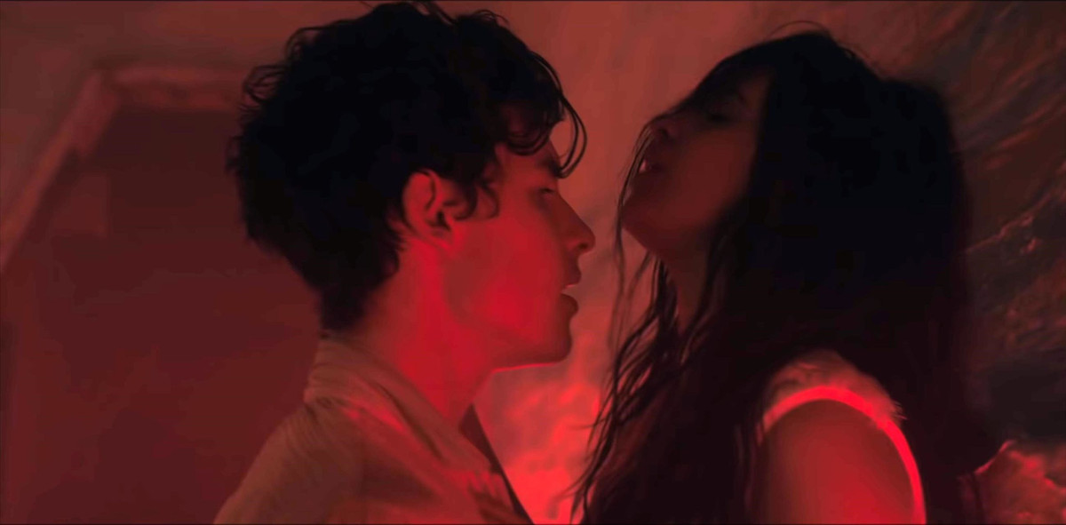 Tak. Nie mogłabym być z kimś, kto - choćby zawodowo - zbliża się do innej osoby.