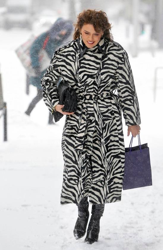 Natasza Urbańska wychodzi z Dzień Dobry TVN. Wygląda jak Pani Wolańska z filmu “Kogel Mogel”