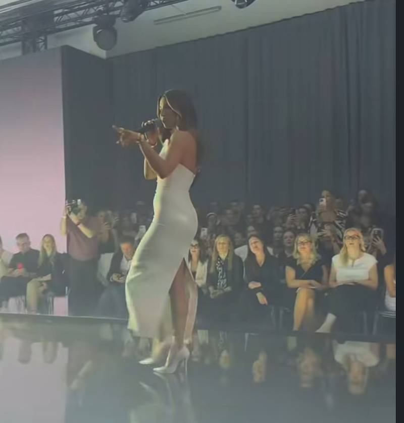 Julia Wieniawa w baśniowej kreacji na wybiegu! Później zaskoczyła publiczność występem (WIDEO)