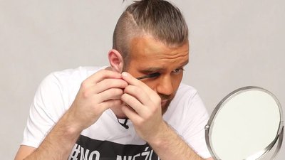 Musicie to zobaczyć. Faceci robią sobie makijaże [VIDEO]