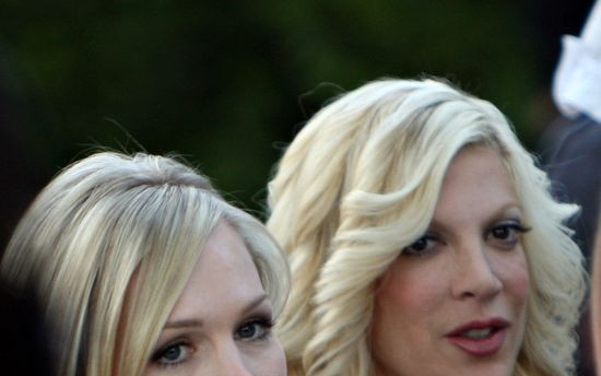 Wielki powrót “bezdomnej” Tori Spelling. Zobaczcie ją w towarzystwie Jennie Garth
