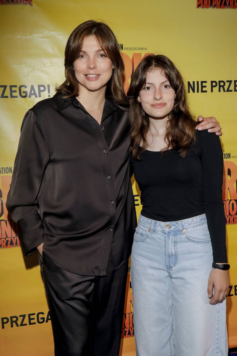 Premiera bajki. Karolina Gorczyca wyjątkowo z córką. Na tej samej imprezie pojawił się jej tata z rodziną