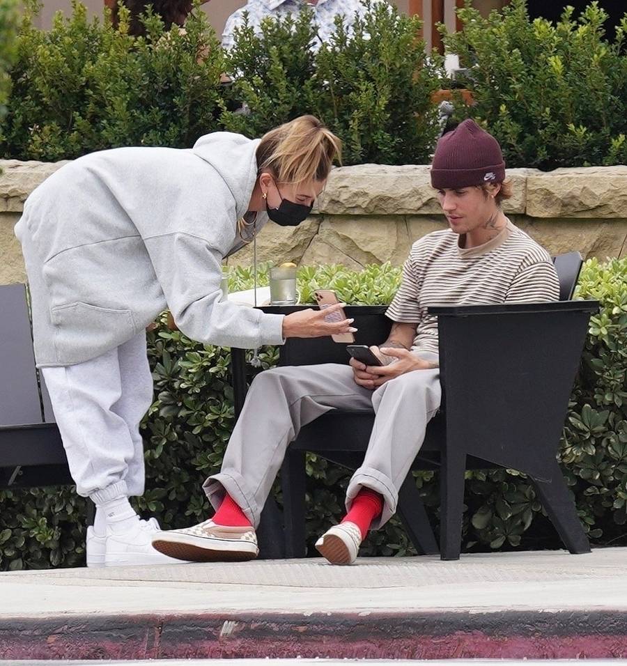 Hailey Bieber pokazuje telefon Justinowi