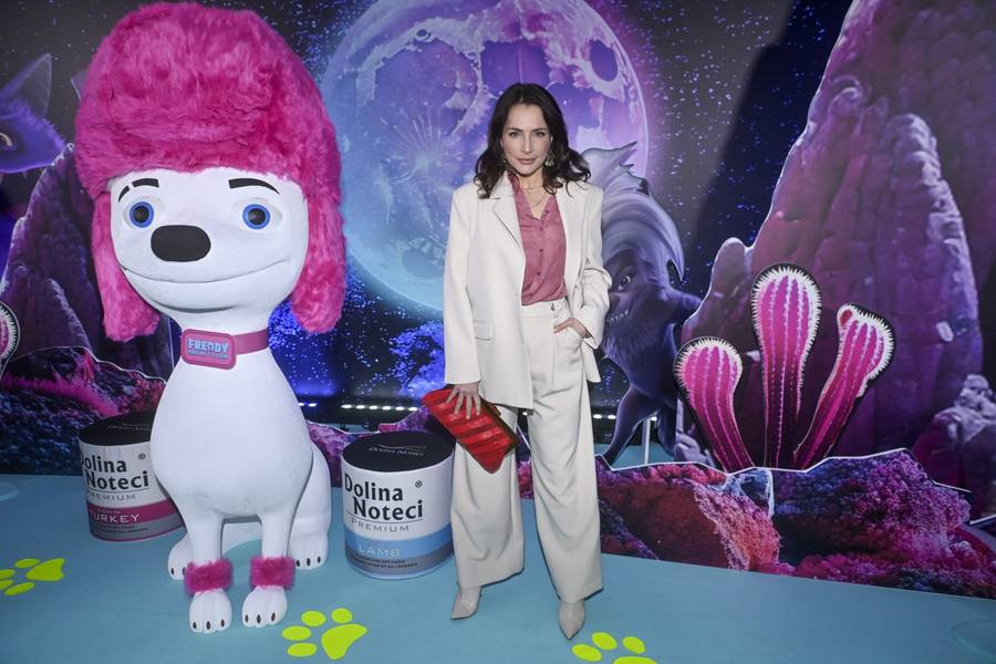 Gwiazdy z dziećmi na premierze filmu “Freddy. Pudel nie z tej ziemi”. Maja Hyży o kulach, pełna klasy Anna Dereszowska (FOTO)