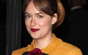 Dakota Johnson ze szminką na zębach i w musztardowej sukni