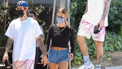 Justin Bieber na spacerze z Hailey. Wokalista założył NAJBRZYDSZE buty świata