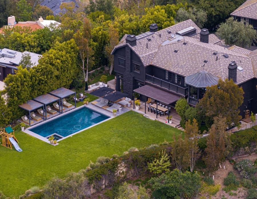 Jessica Alba i Cash Warren sprzedają swoją posiadłość za 19 mln dolarów. Tylko spójrzcie na te luksusy! (FOTO)