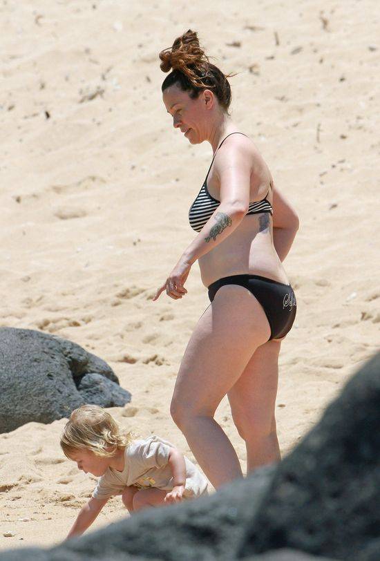 Alanis Morissette z synkiem na plaży