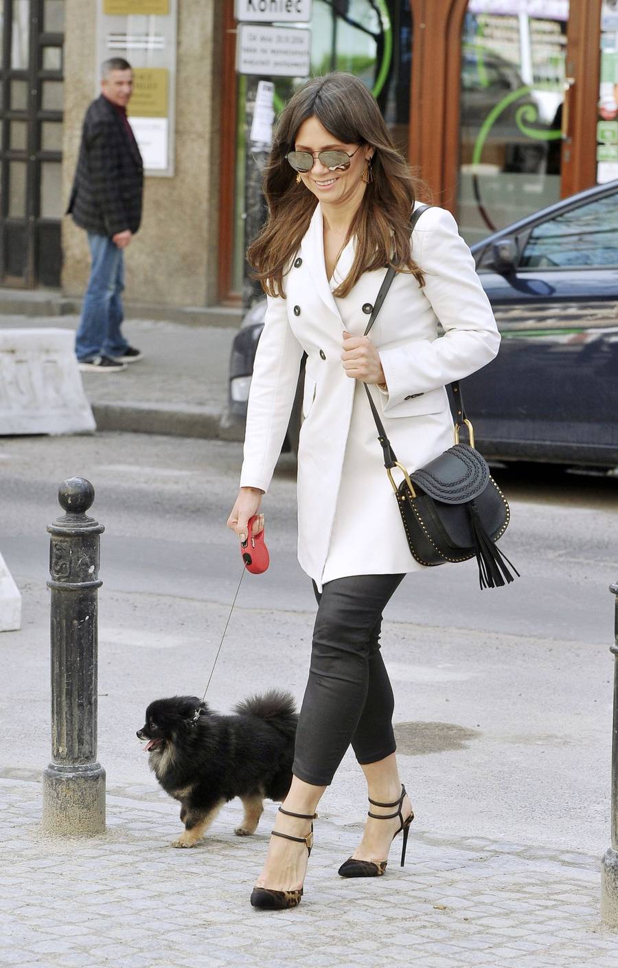 Kinga Rusin w białek kurtce i szpilkach