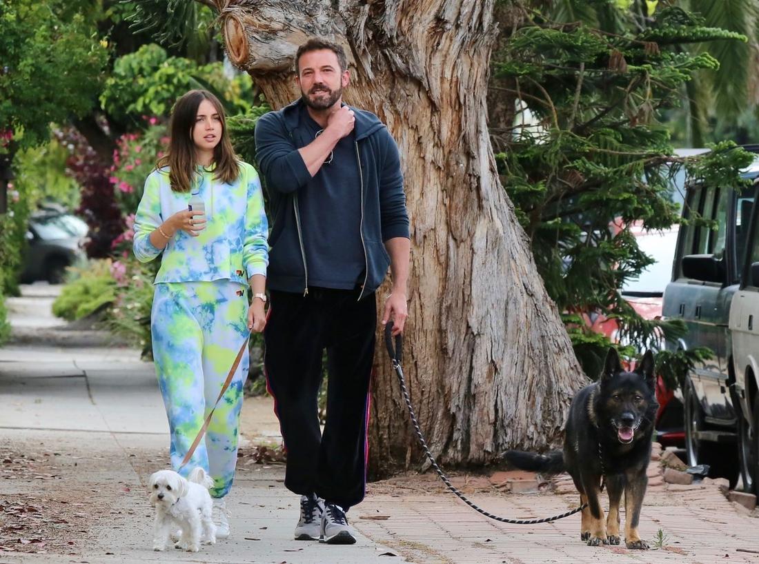 Ben Affleck i Ana de Armas na spacerze z psami
