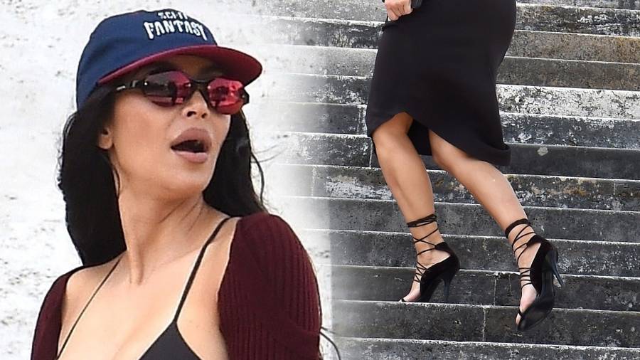 Rzymskie wakacje Kim Kardashian - w dzień zaskoczyła dekoltem, wieczorem wbiła się w kusą mini (ZDJĘCIA)