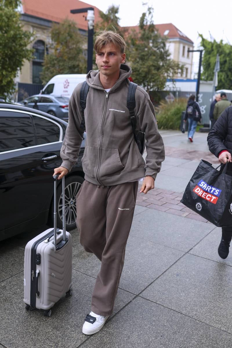 Piłkarze zjechali się na zgrupowanie reprezentacji Polski. Lewy od razu wyszedł do kibiców